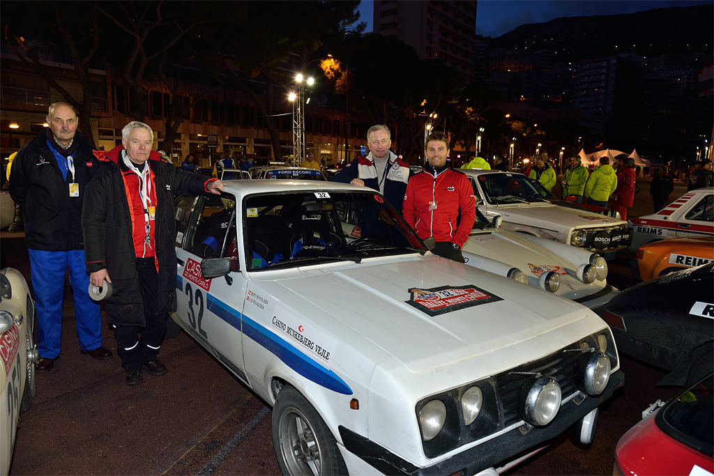 Havnen i Monaco er nået første gang ud af tre: Bent Mikkelsen og Kim Frandsen (til højre) glæder sig sammen med servicefolkene over at deres Ford Escort RS2000 kører upåklageligt.
(Foto: Michael Eisenberg)